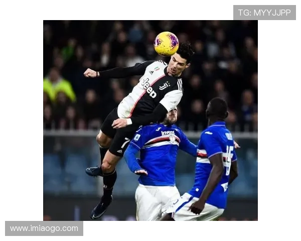 高清足球明星头球瞬间壁纸尽在掌握中尽情享受运动激情与视觉盛宴